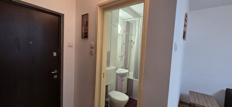 Piata Ramnicu Sarat, Titan, 100 m de Mall Park Lake Plaza,