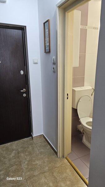 Piata Ramnicu Sarat, Titan, 100 m de Mall Park Lake Plaza,