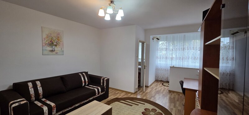 Piata Ramnicu Sarat, Titan, 100 m de Mall Park Lake Plaza,