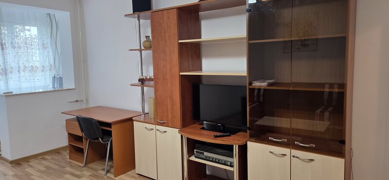 Piata Ramnicu Sarat, Titan, 100 m de Mall Park Lake Plaza,