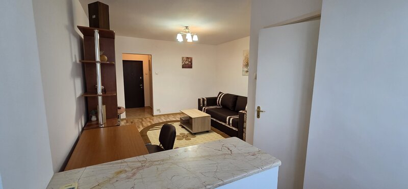 Piata Ramnicu Sarat, Titan, 100 m de Mall Park Lake Plaza,