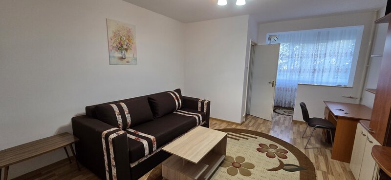 Piata Ramnicu Sarat, Titan, 100 m de Mall Park Lake Plaza,