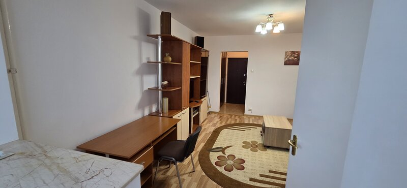 Piata Ramnicu Sarat, Titan, 100 m de Mall Park Lake Plaza,