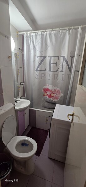 Piata Ramnicu Sarat, Titan, 100 m de Mall Park Lake Plaza,